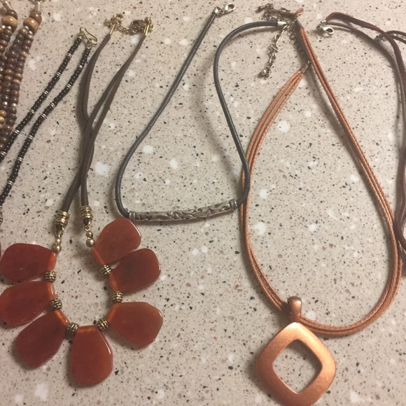 Bulk of stone necklaces. - Picture 3 of 4